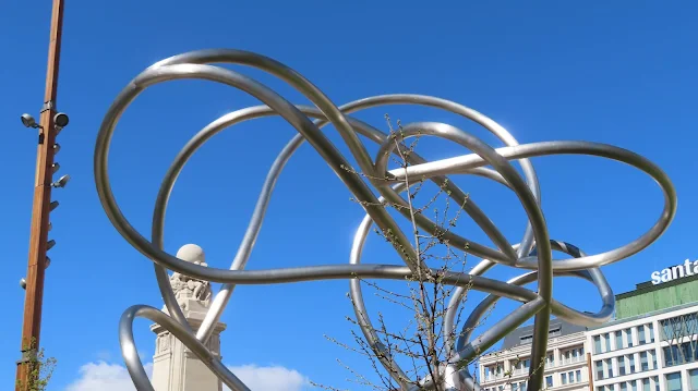 Escultura tubular en la plaza de España de Madrid.