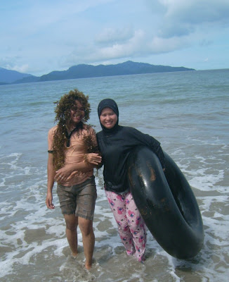 Belanja di pinggir pantai