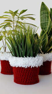 Crochet Holiday Planter Cover Pattern -- great gift! | The Inspired Wren 