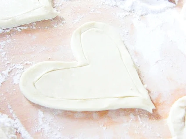 scoring a border on the pastry hearts