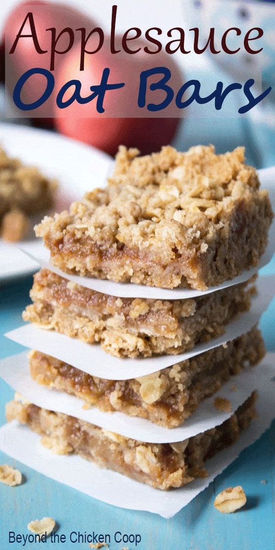 Delicious layers of oats with an applesauce filling.