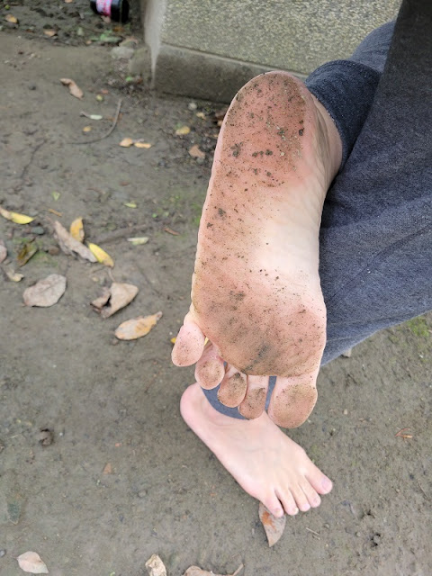 沾上泥土的脚才是健康的脚，赤脚吸收大自然能量