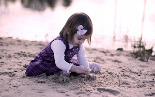 Cute Little Girl Playing With Sand HD Wallpaper