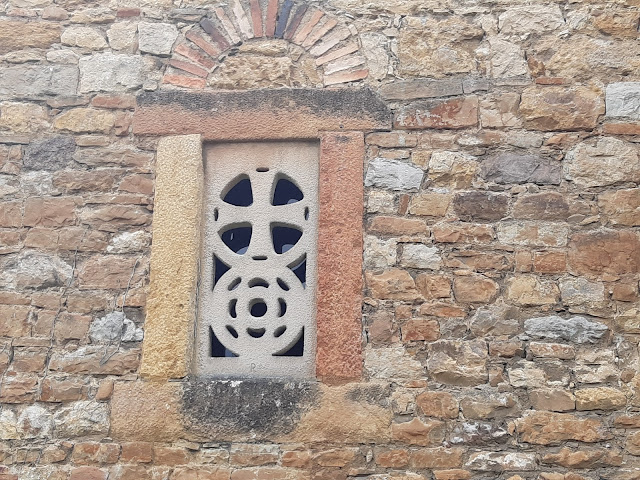 Celosía y arco de descarga sobre la ventana