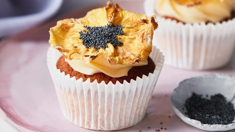 Pineapple 'sunflower' cupcakes