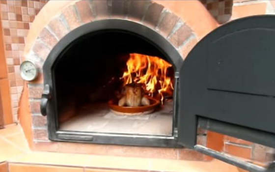 El primer pollo asado al horno de leña