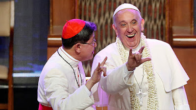 Resultado de imagen para GIF Papa Francisco señal del diablo