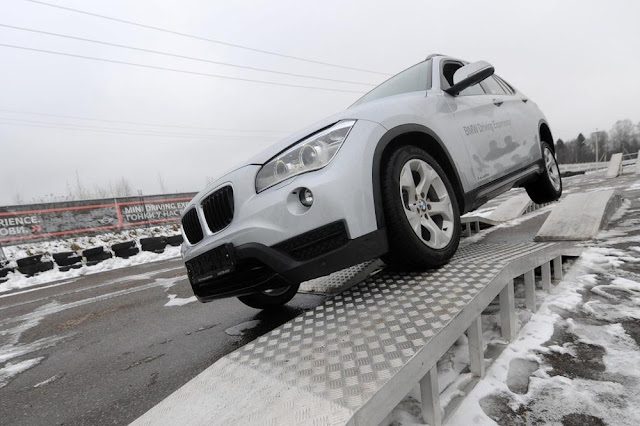 BMW X1 преодолевает препятствия