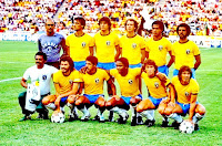 SELECCIÓN DE BRASIL. Temporada 1981-82. Waldir Peres, Leandro, Oscar, Falcão, Luizinho y Júnior. Nocaute Jack (masajista), Sócrates, Toninho Cerezo, Serginho Chulapa, Zico y Éder. SELECCIÓN DE BRASIL 4 SELECCIÓN DE NUEVA ZELANDA 0. Miércoles, 23/06/1982, 21 horas. Copa Mundial de Fútbol España 1982, fase de grupos, Grupo F, jornada 3. Sevilla, estadio Benito Villamarín: 43.000 espectadores. Árbitro: Damir Matovinovic. Seleccionadores: Brasil: Tele Santana; Nueva Zelanda: John Adshead. Goles: 1-0: 29’, Zico. 2-0: 31’, Zico. 3-0: 55’, Falcão. 4-0: 70’, Serginho Chulapa.