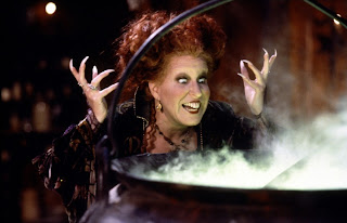 Fotograma de la película Hocus Pocus o El Regreso de las Brujas, en el que una de las brujas mira sonriente un cazo humeante