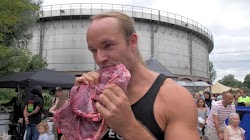  Ένας άνδρας στο Άμστερνταμ πυροδότησε την οργή των παρευρισκομένων καθώς έτρωγε ένα μεγάλο κομμάτι ωμού κρέατος μπροστά σε ένα vegan φεστιβ...