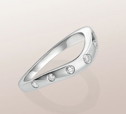 This is a CORONA wedding band in platinum with 7 diamonds from Bvlgari