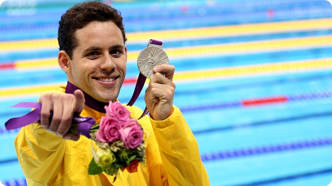 thiago-pereira-exibe-a-medalha-de-prata-conquistada-nos-400-m-medley-nos-jogos-olimpicos-de-londres-1343503584992_1920x1080