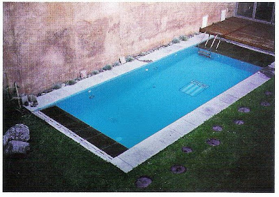 Piscina en el fondo del terreno