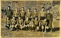 F. C. BARCELONA - Barcelona, España - Temporada 1948-49 - Velasco, Sagrera, Curta, Gonzalvo III, Gonzalvo II, Ramallets y Ángel Mur (masajista); Calo, Basora, Seguer, César, Marcos Aurelio y Nicolau - Temporada 1948-49 - F. C. BARCELONA 4 (César 2, Nicolau 2) ATLÉTICO DE MADRID 0 - 27/02/1949 - Liga de 1ª División, jornada  22 - Barcelona, Campo de Las Corts