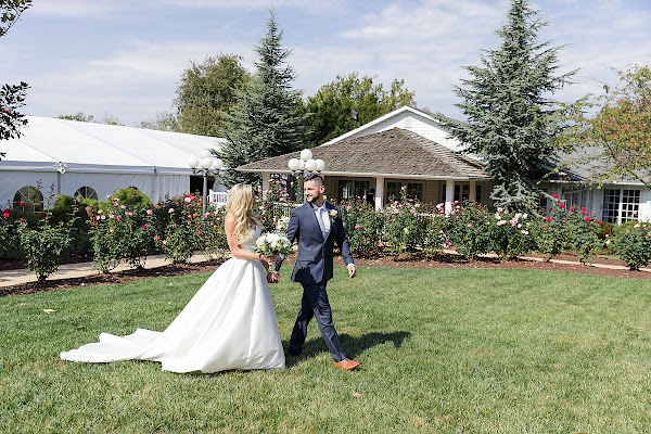 Antrim 1844 Fall Garden Wedding photographed by Heather Ryan Photography