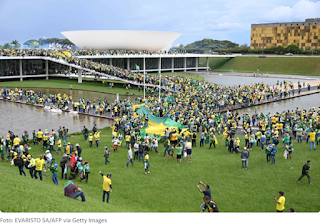 Manifestantes invadem Congresso, Planalto e STF. Prédios dos Três Poderem foram vandalizados