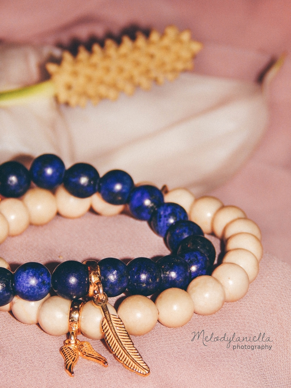 piekne dzien kobiet prezenty dla dziewczyn jewellery by Ana bizuteria bransoletki marmur charmsy 24k zloto skrzydla piórko marmur lapis lazuli