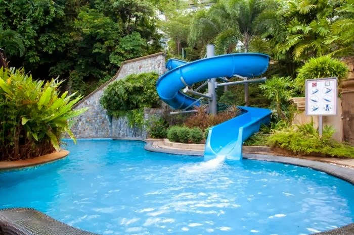 10 Contoh Desain Kolam renang dengan water slide 