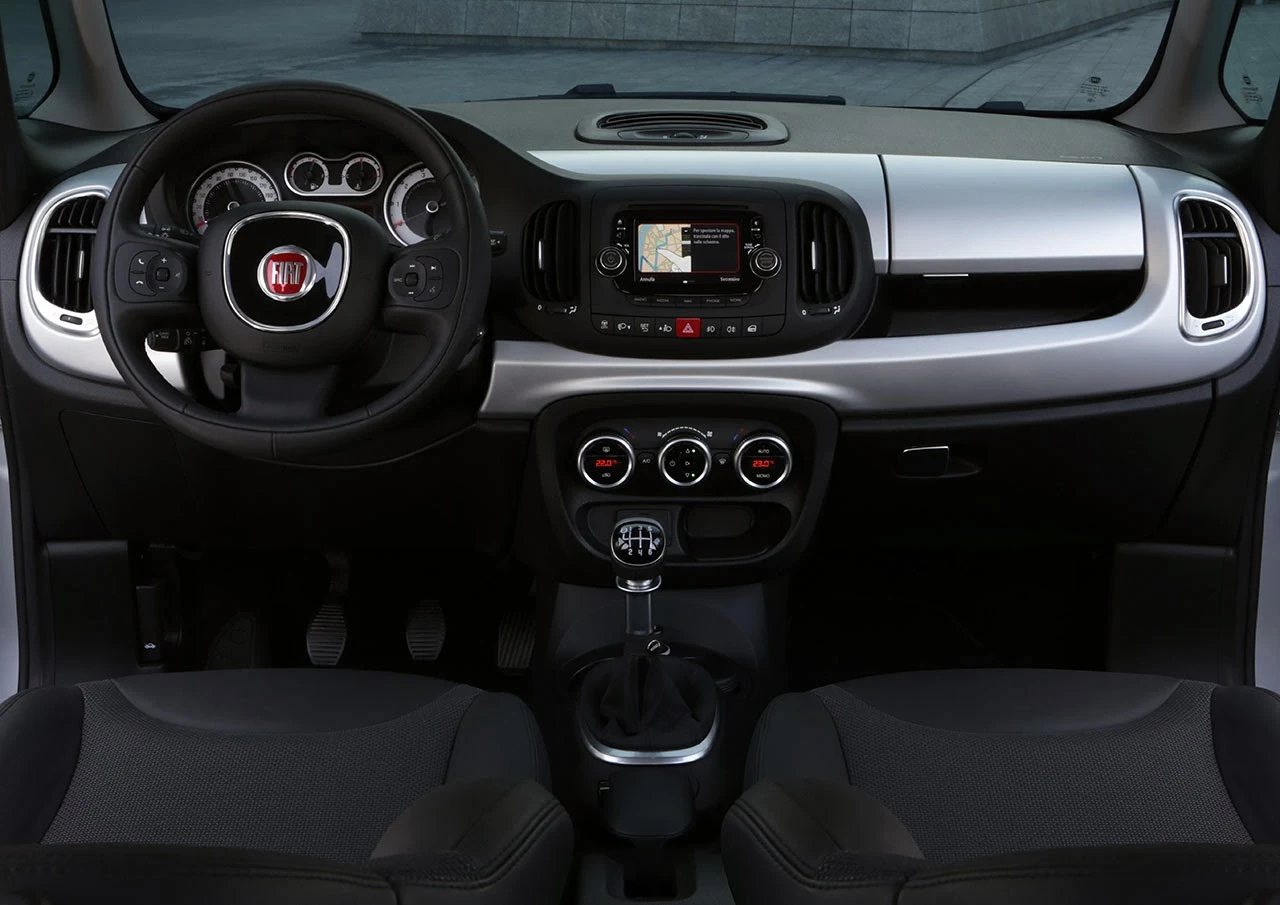 2014 Fiat 500L Beats Edition™ dash