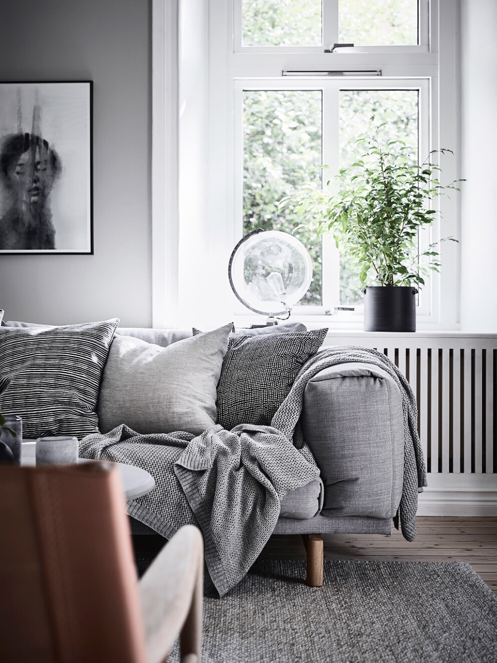 Arredamento bianco grigio e nero per la casa di gusto scandinavo