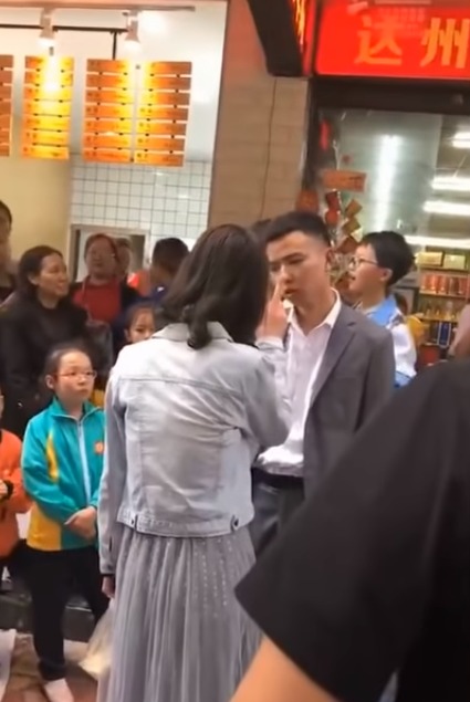 Chinese woman slaps boyfriend in public for not buying her a mobile phone, posted on Friday, 24 May 2019