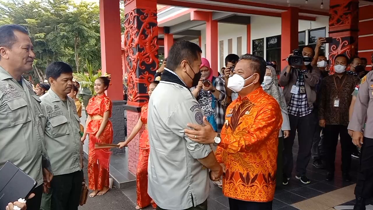 Inspektur Jenderal (Irjen) Kementerian Pertanian Jan Samuel Maringka kunjungan kerja di Sanggau, Kalimantan Barat,