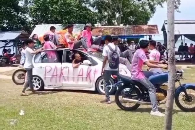 Viral Aksi Geber Motor Sekelompok Anak SMA di Bone Hingga Naik di Atas Mobil Berjalan