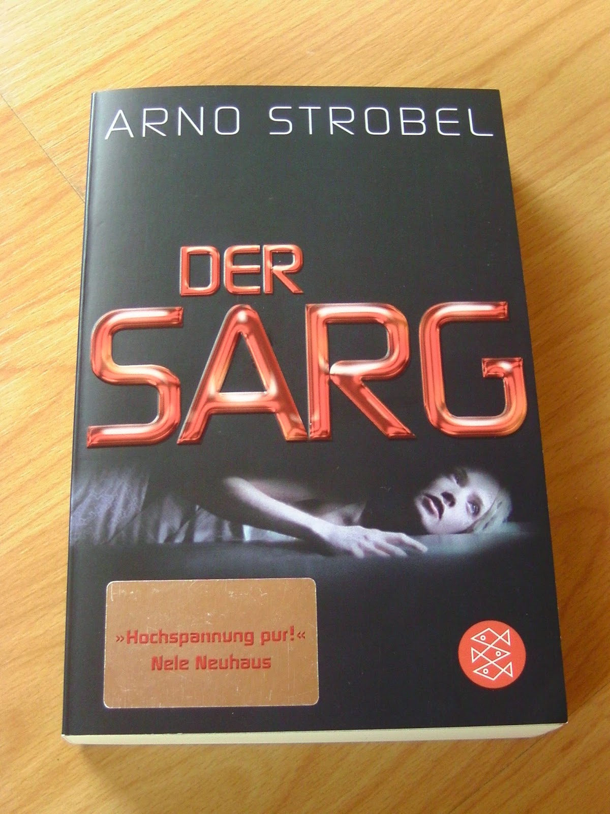 http://www.amazon.de/Sarg-Psychothriller-Arno-Strobel/dp/3596191025/ref=sr_1_1?s=books&ie=UTF8&qid=1424039571&sr=1-1&keywords=der+sarg