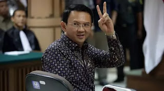 Acungkan Dua Jari Saat Sidang ke-3, Ini Maksud Ahok