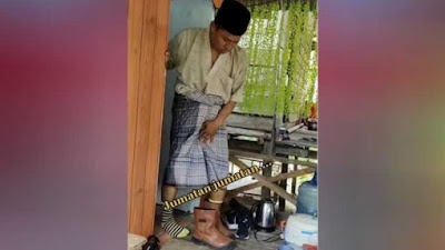 Gegara Imbauan Tak Pakai Sandal Jepit saat Naik Motor, Lihat Apa yang Dipakai Pria Ini Pergi Jumatan