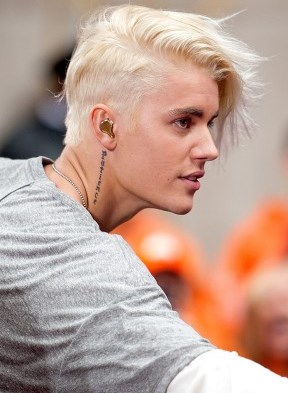Foto de Justin Bieber de costado