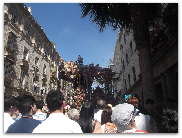 El Simpecado de Emigrantes por las calles de Huelva