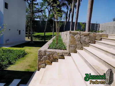 Muro e escada de pedra bolão natural  Muro, Escadas de pedra, Muros  residenciais