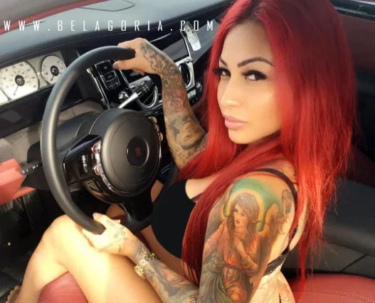 la modelo Brittanya Razavi en su carro, lleva tatuaje de angel de la guarda