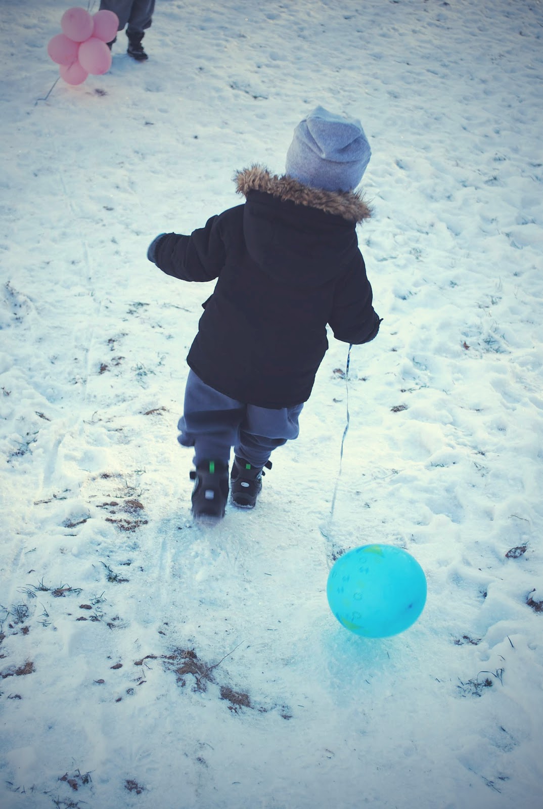 małe wilczki na śniagu,dzieci na śniegu, flawless, czapka dresowa, czapka futrzana dla dzieci, buty zimowe dla dzieci z lidla, buty lupilu na zimę, okulary przeciwsłoneczne dla dzieci, pepco, taxtil market