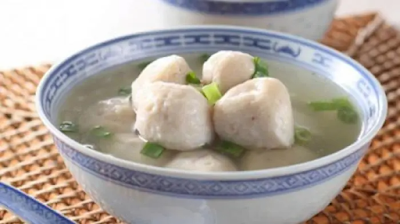 Bakso ikan segar adalah varian bakso yang terbuat dari daging ikan segar yang diolah secara khusus untuk menghasilkan hidangan yang lezat, bergizi, dan menyegarkan. Hidangan ini menarik perhatian pecinta makanan yang mencari variasi bakso yang berbeda dan juga penggemar hidangan berbahan dasar ikan.Berikut Bahan dan Cara Membuat Bakso Ikan Segar