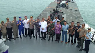 KRI Teluk Cirebon Berlayar Bersama Berbagai Lapisan Masyarakat