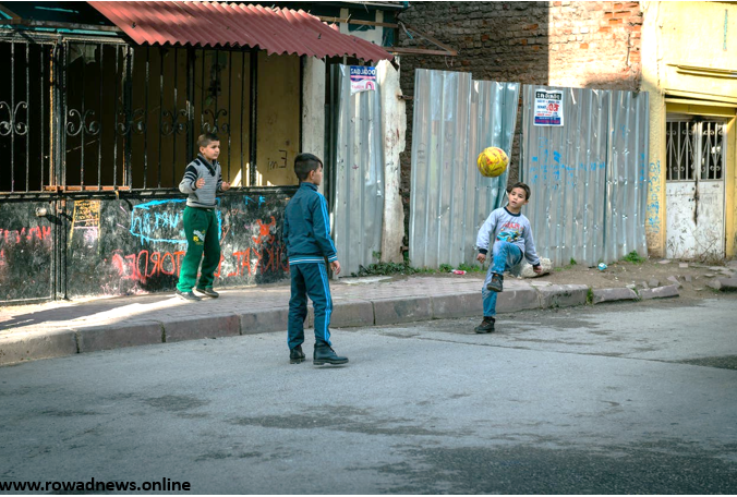 أطفال يلعبون في أحد شوارع اسطنبول