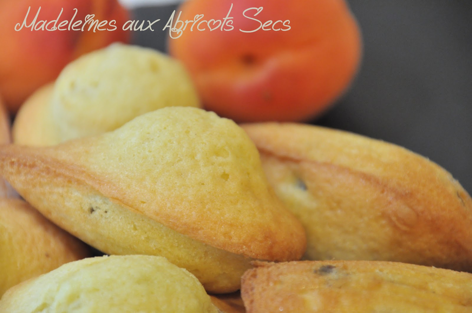 http://de-tambouille-en-barbouille.blogspot.fr/2013/07/madeleines-aux-abricots-secs.html