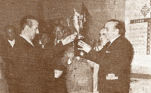 Entrega del trofeo de campeones del IV Campeonato de España de ajedrez por equipos 1960