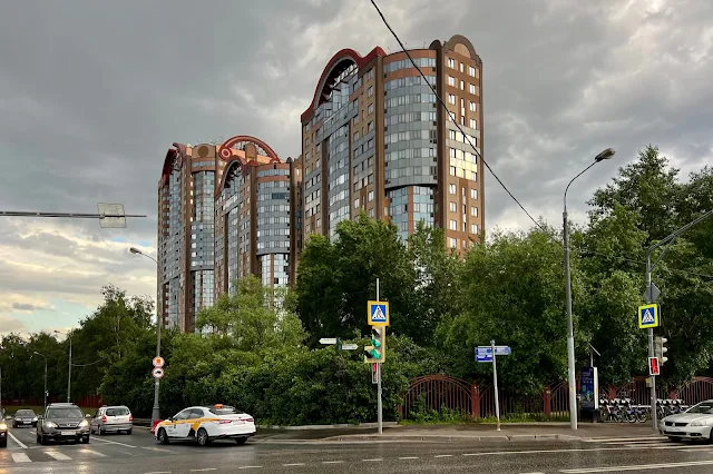 Рублёвское шоссе, улица Красных Зорь, жилой комплекс «Кунцево» (построен в 2001 году)