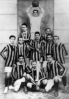 F. C. INTERNAZIONALE DE MILÁN - Milán, Italia - Temporada 1909-10 - El Football Club Internazionale Milano, actualmente Football Club Internazionale Milano S.p.A., se funda el 9 de marzo de 1908 en el Ristorante Orologio de Milán por un grupo de disidentes del entonces Milan Cricket and Football Club, el AC Milan actual. Ya en 1910 ganó su primer Scudetto, rodeado eso sí de una gran polémica. El equipo base era: Campelli; Fronte, Zoiler; Yenni, Fossati I, Stebler; Capra, Peyer, Peterlj, Aebl y Schuller