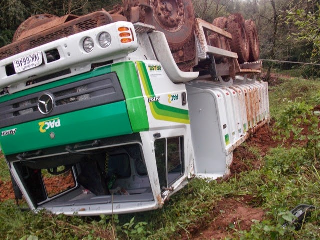 Caminhão da prefeitura municipal de Palmitinho tomba