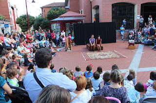 Espectáculo circense en la plaza de Santa Teresa con motivo de las fiestas de Beurko-Bagatza