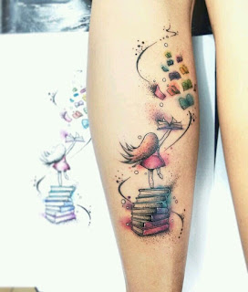 Tatuaje de niña leyendo