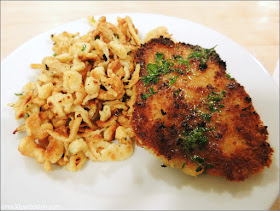 Otoño en los Alpes: Classic Pork Schnitzel y Spaetlze woth Herbs and Brown Butter