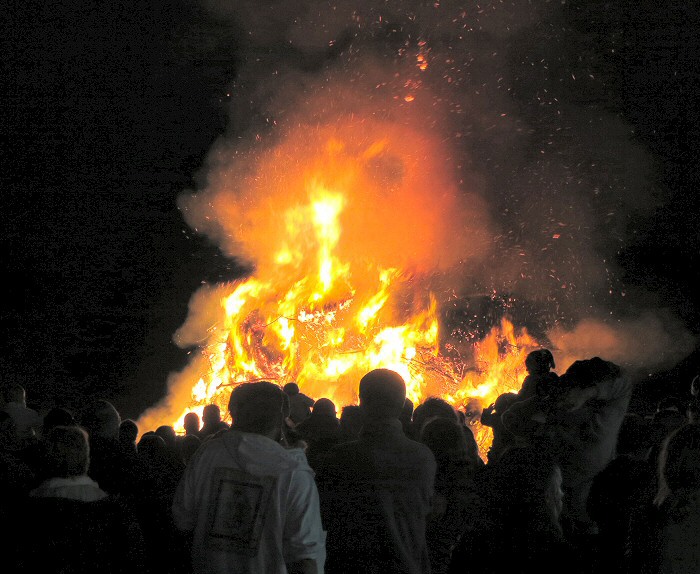 Le feu de la Saint Jean va brûler pendant plusieurs heures