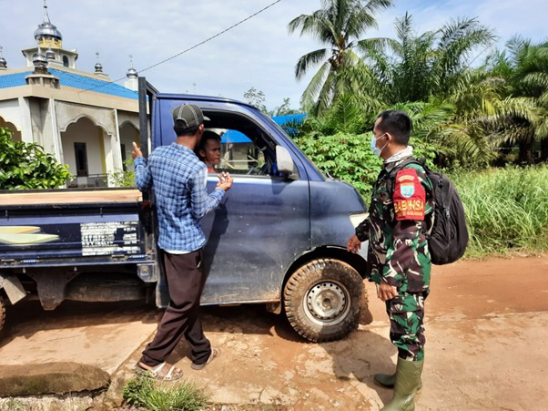 Babinsa Sungai Ambawang Sertu Asiani Lakukan Pendataan dan Pengawasan Material Yang Datang