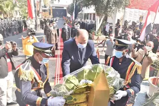 محافظ أسيوط يضع  إكليل من الزهور على النصب التذكاري لشهداء الشرطة بقوات الأمن بالفتح